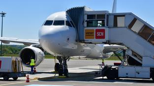 Flughafen Saarbrücken-Ensheim. Eine Maschine wird auf dem Rollfeld abgefertigt. (Foto: Imago/BeckerBredel)