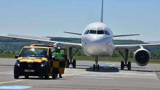 Eine Maschine der SmartLynx Airlines auf dem Flughafen Ensheim (Foto: IMAGO / BeckerBredel)