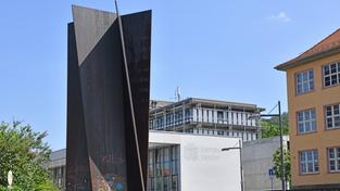 Skulptur "Torque" von Richard Serra auf dem Campus der Universität in Saarbrücken (Foto: IMAGO / BeckerBredel)