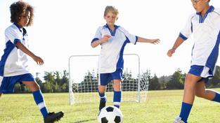 Jugendliche Kicker auf dem Fußballplatz. (Foto: IMAGO / Shotshop)