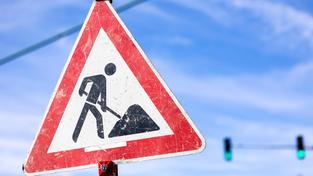 Ein Verkehrsschild "Achtung Baustelle!" (Foto: IMAGO / Dominik Kindermann)