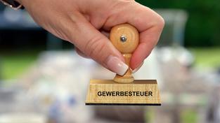 Stempel Gewerbesteuer (Foto: IMAGO / McPHOTO)