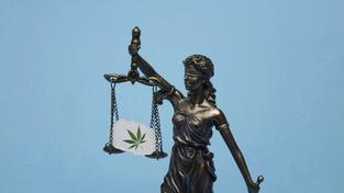 Justitia und Cannabis. Das Modell der Justitia trägt den Abdruck eines Cannabisblattes. (Foto: IMAGO / Steinach)
