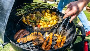 Ein gut belegter Kugelgrill (Foto: IMAGO / Arnulf Hettrich)