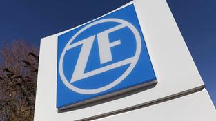 Das Logo der ZF an einer Säule (Foto: IMAGO / imagebroker)