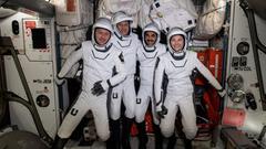 Vor dem Rückflug testen Maurer (l.) und seine Crew die Raumanzüge für den Rückflug zur Erde (Foto: IMAGO / ZUMA Wire)