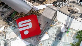 Teile eines gesprengten Geldautomaten einer Sparkasse liegen auf dem Boden. (Foto: IMAGO / Jochen Tack)