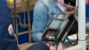 Eine Frau versucht mit einer Karte an der Kasse eines Supermarktes zu bezahlen. (Foto: IMAGO / Fotostand)