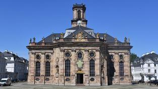 Die Saarbrücker Ludwigskirche am Ludwigsplatz (Foto: IMAGO / BeckerBredel)