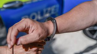 Einer Person werden Handschellen angelegt. (Foto: IMAGO / onw-images)