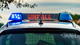 Einsatzfahrzeug der Polizei steht mit Blaulicht und dem Schriftzug Unfall im Display (Foto: IMAGO / Fotostand)