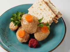 Gefilte Fish mit Möhren. Ein traditionelles Gericht (Foto: Imago/Panthermedia/NayalyH)