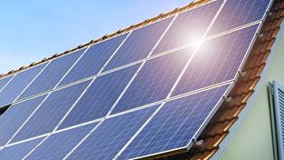 Photovoltaik-Anlage auf einem Hausdach  (Foto: IMAGO / Christian Ohde)