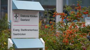 Ein Schild am Eingang des Evangelischen Stadtkrankenhauses in Saarbrücken.  (Foto: IMAGO / BeckerBredel)