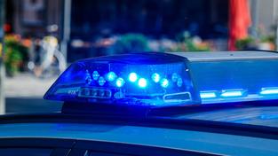 Blaulicht auf einem Polizeiwagen (Foto: IMAGO / Michael Gstettenbauer)