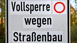 Auf einem Schild steht "Vollsperre wegen Straßenbau" (Foto: IMAGO / Rolf Poss)