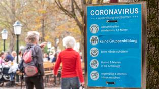 Coronaregeln am Eingang eines Biergartens 2022 (Foto: IMAGO / Wolfgang Maria Weber)