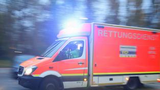 Rettungswagen mit Blaulicht im Einsatz (Foto: IMAGO / Maximilian Koch)