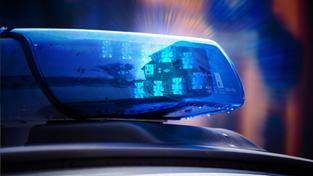 Symbolbild Polizeieinsatz: Nahaufnahme von einem Blaulicht an einem Polizeiauto (Foto: IMAGO / U. J. Alexander)