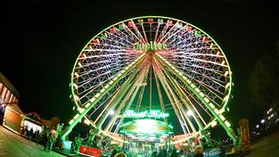 Das Riesenrad beim Saarbrücker Weihnachtsmarkt auf dem Tbilisser Platz vor dem Staatstheater (Foto: IMAGO / BeckerBredel)