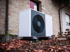 Wärmepumpe vor der Hauswand eines Reihenhauses (Foto: IMAGO / Robert Poorten)
