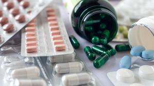 Verschiedene Pillen und Tabletten liegen auf dem Tisch (Foto: IMAGO / Roman Möbius)
