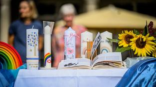 Taufkerzen stehen bei einer öffentlichen evangelischen Taufe auf dem Altar (Foto: IMAGO / Funke Foto Services)