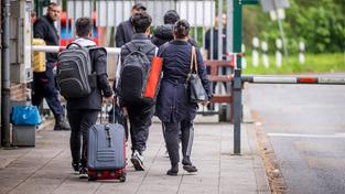 Ankommende Flüchtlinge mit Gepäck (Symbolbild) (Foto: Imago/epd-bild/Detlef Heese epd-Fluechtlinge)