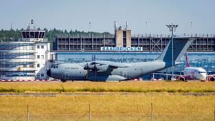 Ein Airbus A400M der Luftwaffe auf dem Flughafen in Saarbrücken (Foto: IMAGO / BeckerBredel)