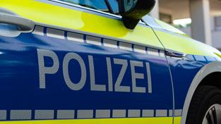 Der Schriftzug Polizei auf der Fahrertür eines Streifenwagens. (Foto: IMAGO / Fotostand / Gelhot)