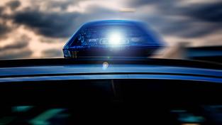 Blaulicht auf einem Polizeifahrzeug (Foto: IMAGO / Fotostand / K. Schmitt)