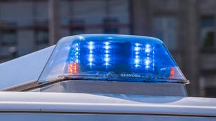 Blaulicht an einem Polizeiwagen (Foto: IMAGO / Guido Schiefer)