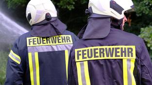 Feuerwehr im Einsatz bei Löscharbeiten (Foto: IMAGO / Martin Wagner)