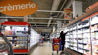 Die Milchwarenabteilung in einem französischen Supermarkt (Foto: IMAGO / ABACAPRESS)