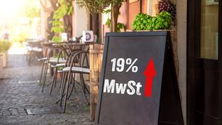 Erhöhung der Mehrwertsteuer in der Gastronomie ab 2024 auf 19%  (Foto: IMAGO / Bihlmayerfotografie)