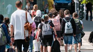 Unterschiedlich gekleidete Schulkinder sind auf dem Weg in die Schule. (Foto: IMAGO / Michael Gstettenbauer)