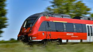 Eine Regionalbahn der Deutschen Bahn (Foto: IMAGO / Jan Huebner)