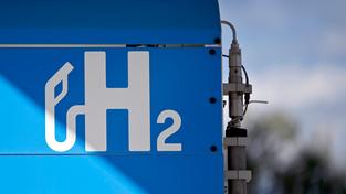 Das Logo einer Wasserstofftankstelle an einer Säule (Foto: IMAGO / Panama Pictures)