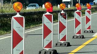 Barken und Straßensperrung. Einstreifige Verkehrsführung auf der Autobahn. (Foto: IMAGO / mix1)