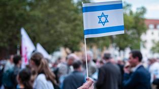 Um nach dem massiven Angriff der Hamas ihre Solidarität mit Israel zu bekunden, nahmen am 10.10.2023 rund 1000 Menschen an einem Schweigemarsch durch die Saarbrücker Innenstadt teil.  (Foto: IMAGO / BeckerBredel)