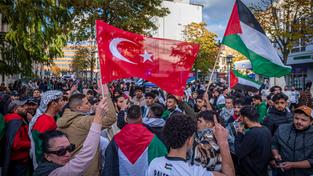 Teilnehmer demonstrieren am Samstag (21.10.2023) vor der Europa Galerie in Saarbrücken für ein freies Palästina.  (Foto: Imago/BeckerBredel)
