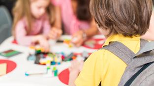 Ein Kind trägt im Kindergarten einen Rucksack auf dem Rücken. (Foto: IMAGO / imagebroker)