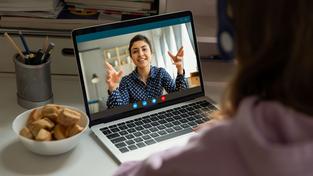 Eine junge Frau ist auf einem Laptop-Display während einer Online-Besprechung zu sehen (Foto: IMAGO / Pond5 Images)