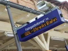 Ein Gleisanzeiger weist auf einen Bahnstreik hin (Foto: IMAGO / BildFunkMV)