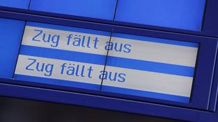 "Zug fällt aus" steht auf einem Display an einem Bahnhof. (Foto: IMAGO / STPP)
