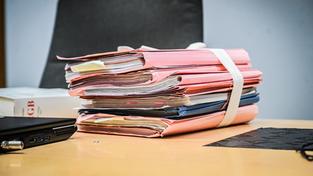 Prozessakten liegen auf dem Richtertisch im Gerichtssaal  (Foto: IMAGO / Funke Foto Services)