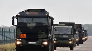 Kolonne aus Fahrzeugen der Bundeswehr (Foto: IMAGO / Sven Eckelkamp)