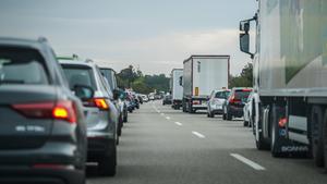 Stau auf einer Autobahn (Foto: IMAGO / Joeran Steinsiek)