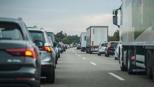 Stau auf einer Autobahn (Foto: IMAGO / Joeran Steinsiek)