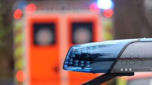 Polizeiblaulicht mit einem Krankenwagen im Hintergrund (Foto: IMAGO / Ulrich Wagner)